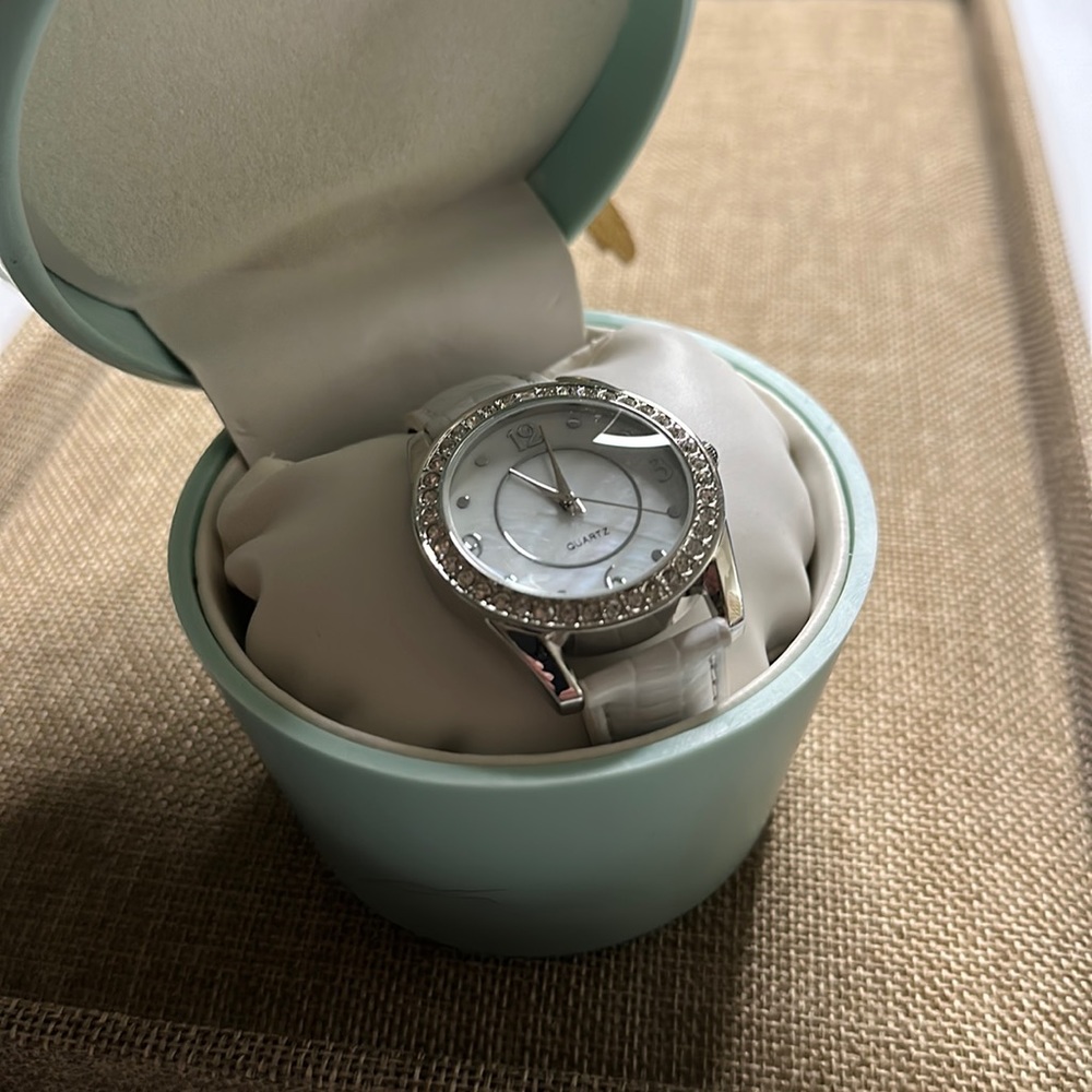 NWOT Gorgeous Simulated Mother of Pearl Face Watch w/Simulated Leather Band 🩵🤍